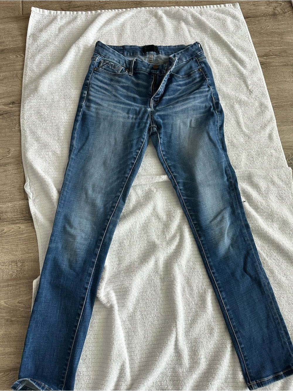 Buckle Black Light Wash Skinny Jeans – Size 27x30